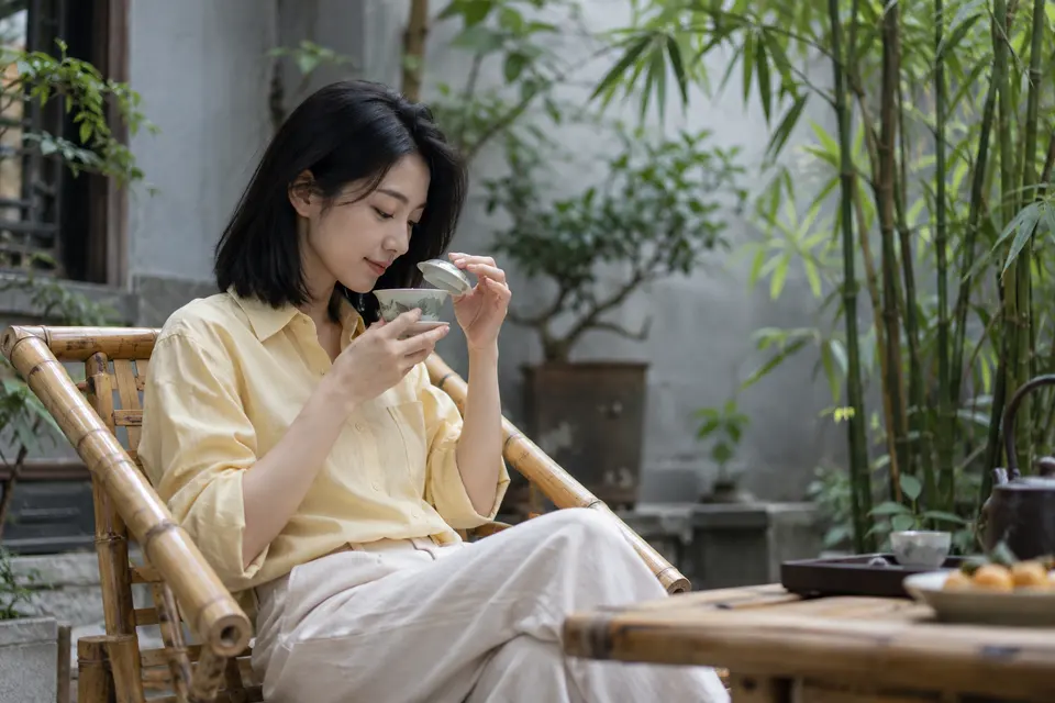 成都竹影院落中竹椅与盖碗茶的休闲场景